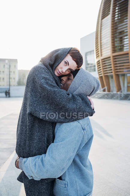 Retrato de jovem casal abraçando na cidade — Fotografia de Stock