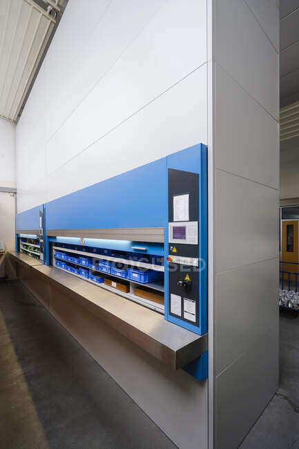 Alemanha, Baviera, Munique, cremalheira automatizada do armazém dentro da fábrica — Fotografia de Stock