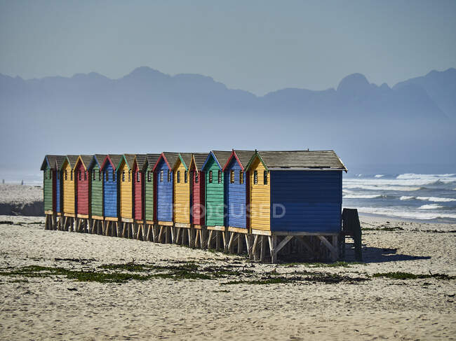 Cabine colorate sulla spiaggia di Muizenberg, Sud Africa — Foto stock