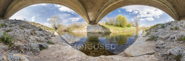 Formazioni rocciose contro il ponte sul fiume a Baden-Wuerttemberg, Germania — Foto stock