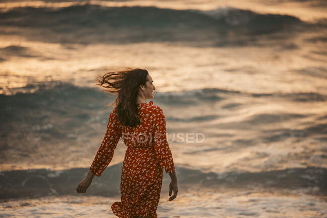 Жінка на узбережжі на світанку, Маямі, Флорида, США. — стокове фото