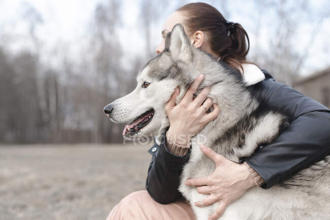 Жінка обіймає свого собаку. — стокове фото
