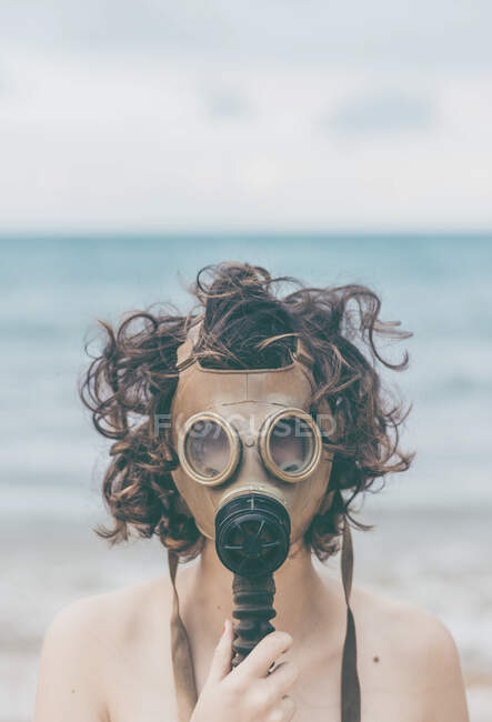Jovem mulher na praia, usando máscara de gás — Fotografia de Stock