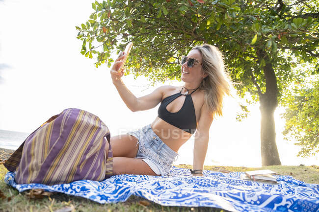 Hermosa mujer tomando una selfie en la playa, Costa Rica - foto de stock