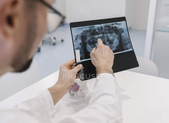 Стоматолог, що пояснює результати рентгенівського знімку пацієнту. — стокове фото