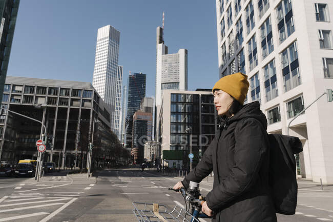 Woman with bicycle in the city, Frankfurt, Germany — Stock Photo