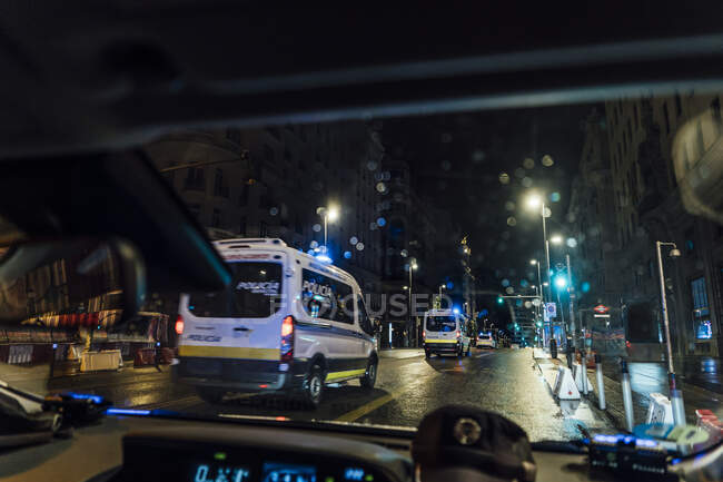 Spagna, Madrid, Interno della macchina dietro la polizia di notte — Foto stock