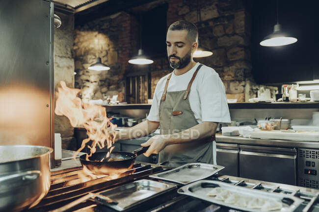 Chef preparing food in restaurant kitchen — Stock Photo