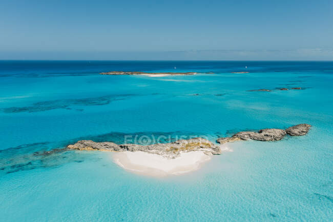 Карибский, Багамские острова, вид с беспилотника на необитаемый остров в Exumas — стоковое фото