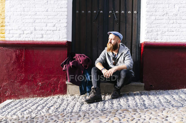 Turista descansando na frente stoop na cidade — Fotografia de Stock