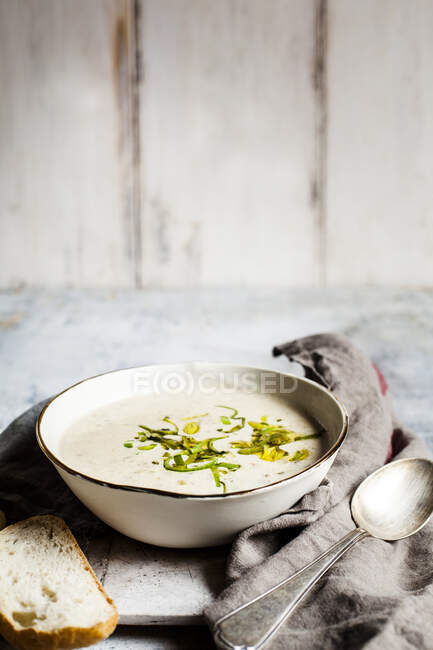 Bowl of cheese soup with bell pepper, leek and minced meat — Stock Photo