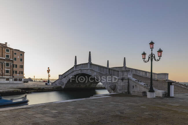 Italien, Venedig, Brücke Puente Arsenale im Morgengrauen — Stockfoto
