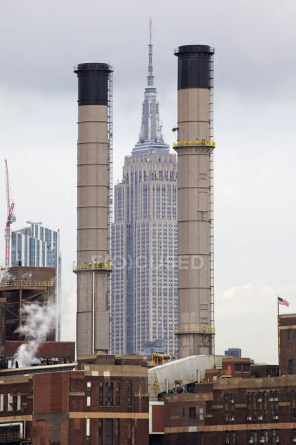 USA, New York, New York, Empire State Building visto tra due camini di fabbrica — Foto stock