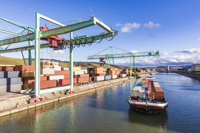 Alemania, Baden-Wurttemberg, Stuttgart, Embarcación de contenedores en muelle comercial a orillas del río Neckar - foto de stock