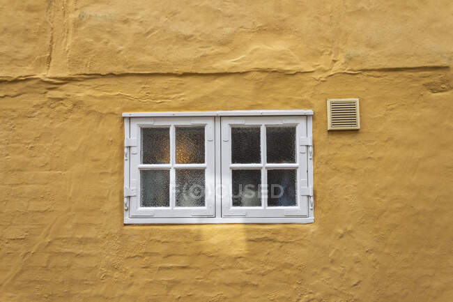 Данія, Рібе, Малі вікна в жовтій хатинній стіні — стокове фото