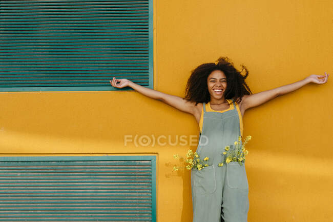 Ritratto di giovane donna carente che indossa una tuta con fiori in tasca — Foto stock