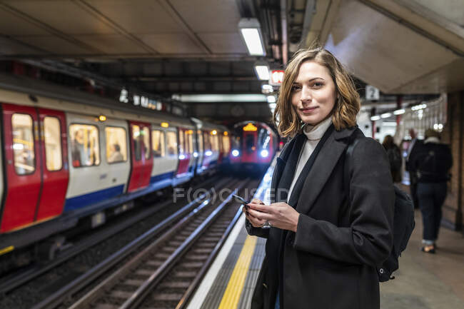 Портрет упевненої жінки на станції метро (Лондон, Велика Британія). — стокове фото