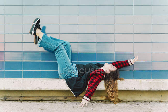 Adolescente menina se divertindo ao ar livre — Fotografia de Stock