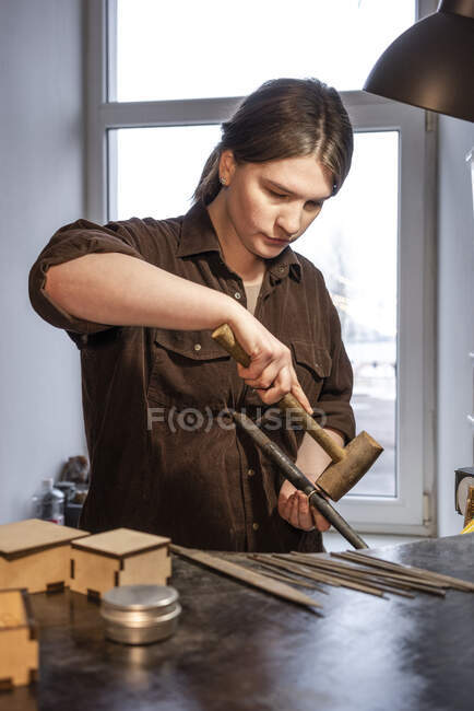 Orfèvre féminine travaillant sur bague dans son atelier — Photo de stock