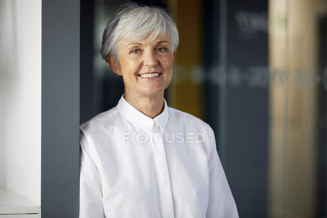 Portrait of smiling senior businesswoman — Stock Photo