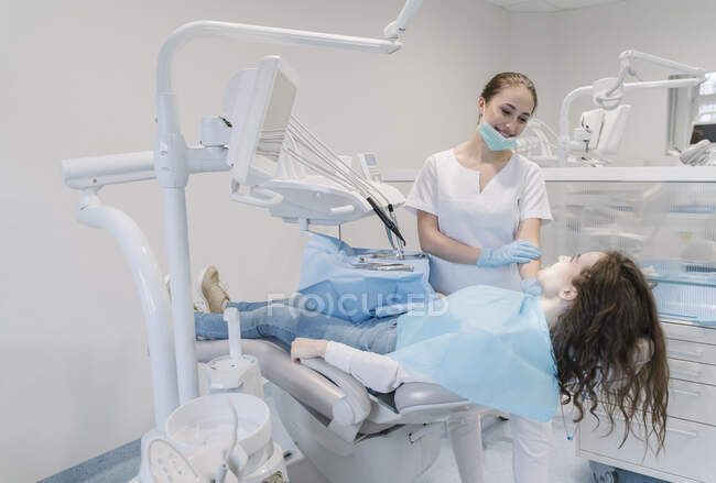 Giovane donna che riceve cure dentistiche in clinica — Foto stock