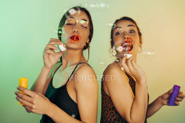 Retrato de dois amigos soprando bolhas de sabão — Fotografia de Stock