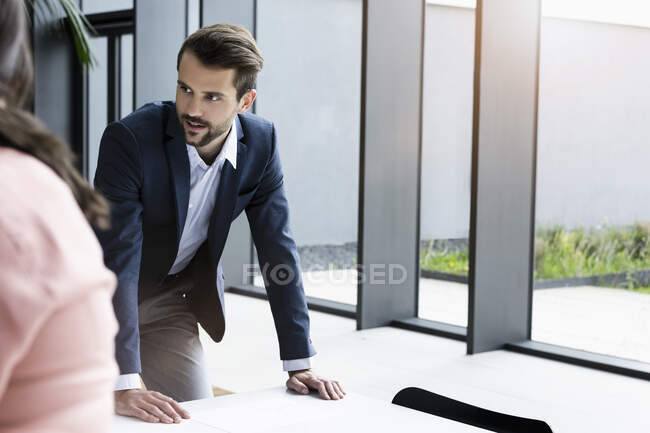 Retrato de empresário confiante em uma reunião no escritório — Fotografia de Stock