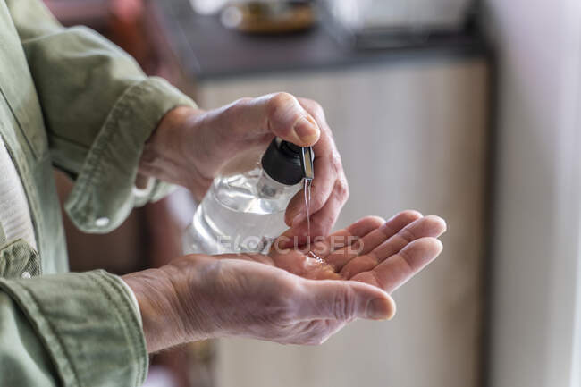 Mãos de homem, usando higienizador de mão — Fotografia de Stock