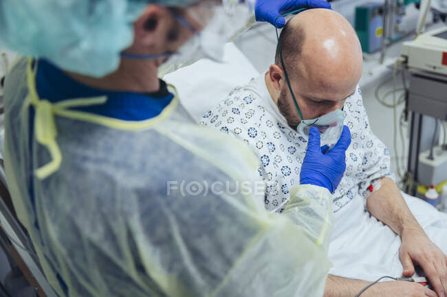 Médico que dá respiração artificial ao paciente na unidade de emergência de um hospital — Fotografia de Stock