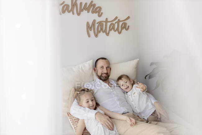 Сімейний портрет щасливого батька з двома дітьми. — стокове фото