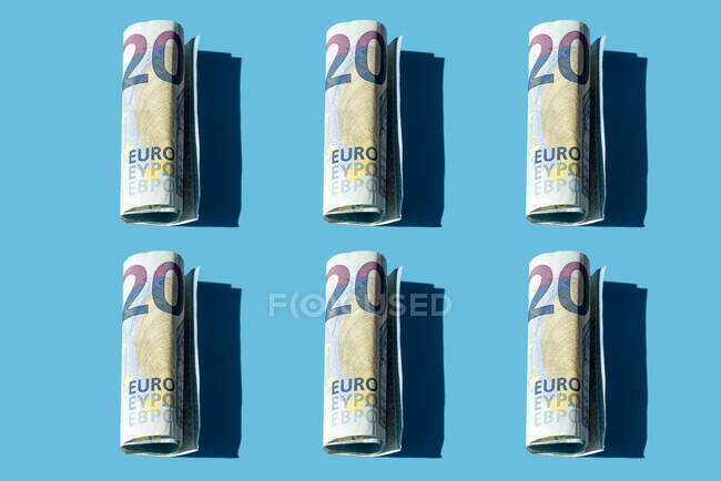 Patrón de veinte billetes laminados en euros sobre fondo azul - foto de stock