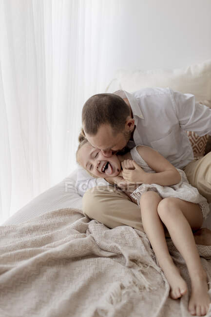 Батько обіймає свою маленьку дочку. — стокове фото