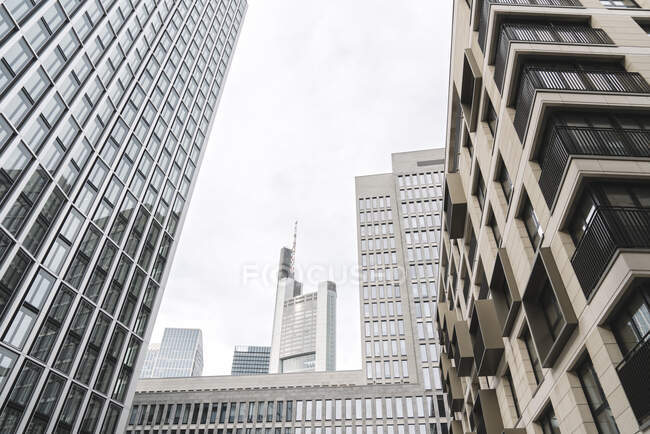 Germania, Assia, Francoforte, Vista ad angolo basso dei grattacieli del centro — Foto stock