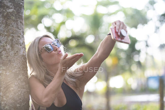 Bella donna che si fa un selfie su un albero, Costa Rica — Foto stock