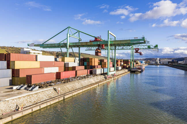 Німеччина, Баден-Вуртемберг, Штутгарт, контейнери для вантажу складені в комерційному док на березі річки Неккар. — стокове фото