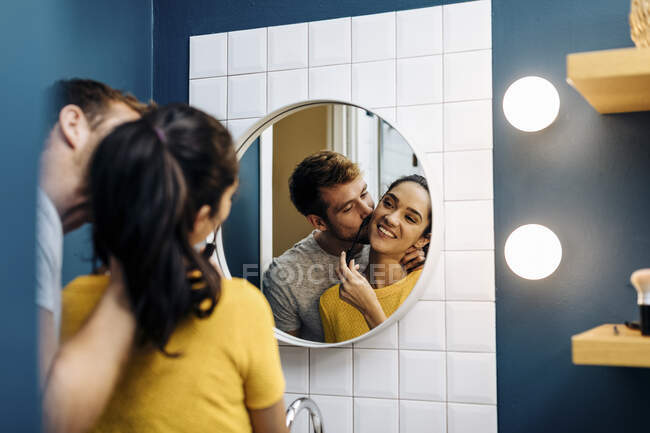 Affectueux jeune couple dans salle de bain à la maison — Photo de stock