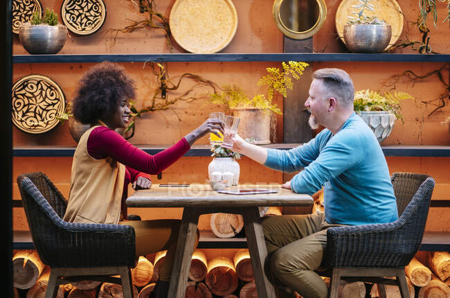 Homme et femme qui boivent dans un restaurant, qui grillent — Photo de stock