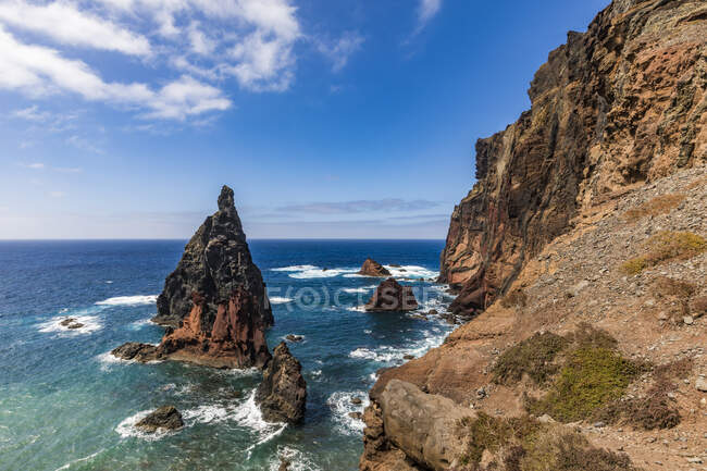 Portogallo, Madeira, Coastal stack rock e scogliere di Ponta de Sao Lourenco — Foto stock