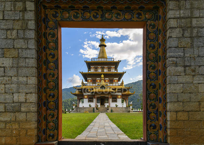 Vista al Templo Namgyal de Khamsum Yulley, Bután - foto de stock