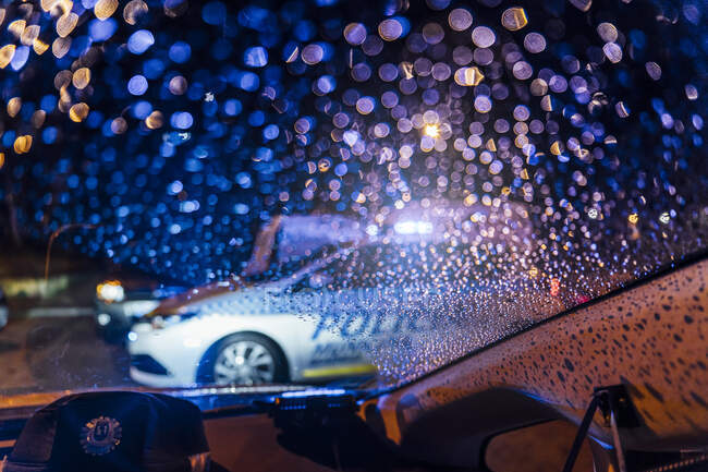 Espagne, Madrid, Intérieur de la voiture garée devant la voiture de police de patrouille la nuit — Photo de stock