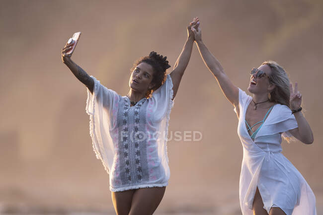 Dos mujeres felices tomando selfie en la playa, Costa Rica - foto de stock