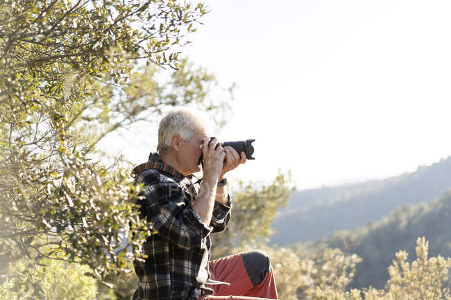 Senior fotografiert in der Natur — Stockfoto