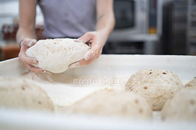 Жінка готує хліб у пекарні. — стокове фото