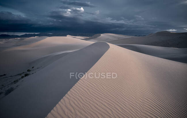 USA, California, Fotografia aerea di basso livello delle dune di Cadice ricoperte da increspature del vento — Foto stock
