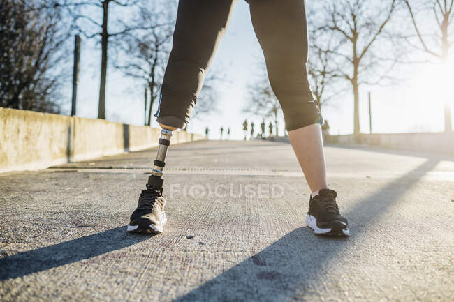 Gros plan des jambes de la femme sportive avec prothèse de jambe — Photo de stock