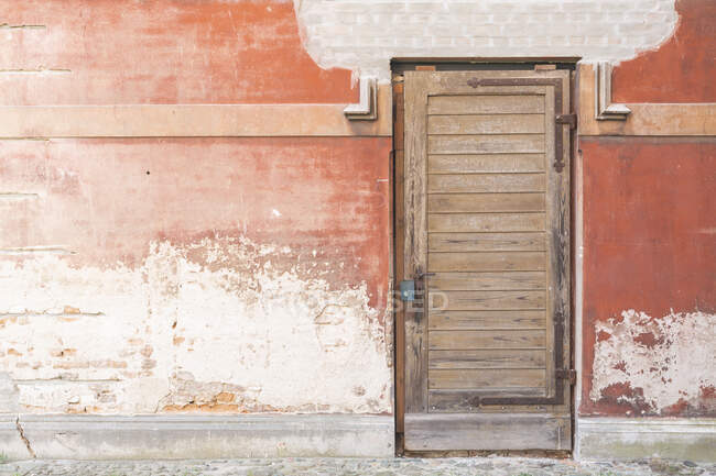 Parede embutida e porta de entrada de madeira — Fotografia de Stock