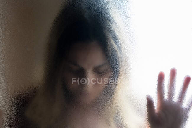 Портрет зрілої жінки з закритими очима за скляною сковородою. — стокове фото