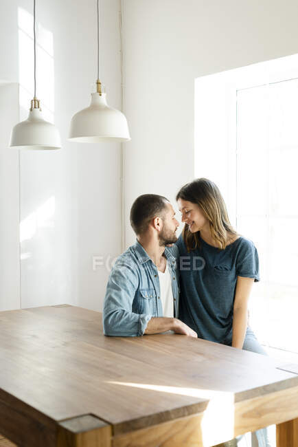 Любящая пара в любви расслабляется дома и сидит за столом — стоковое фото