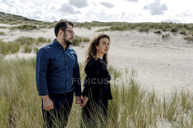 Couple marchant dans les dunes, La Haye, Pays-Bas — Photo de stock