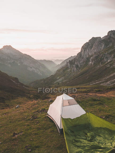 Spagna, Cantabria, Tenda bianca piantata a Picos de Europa all'alba — Foto stock